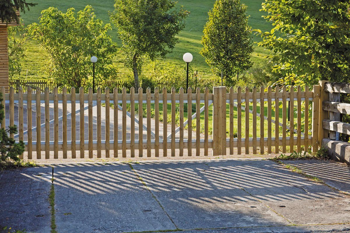 Moderner Holzzaun